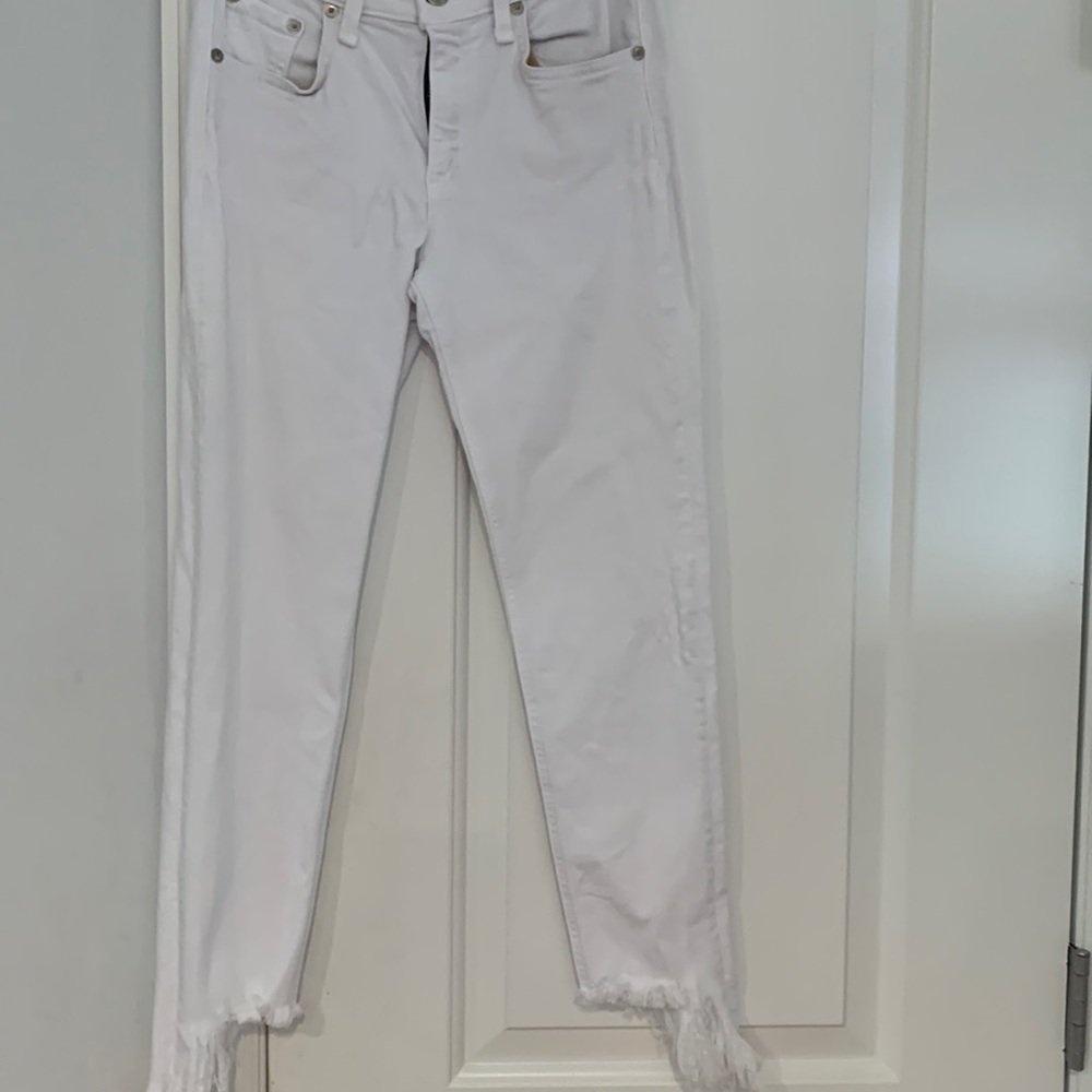 Rag and Bone size 27 white capri frayed bottom.